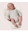 寶寶躺在Ergobaby原創款新生兒保護墊自然白